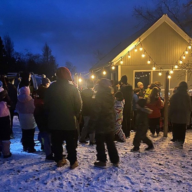 Nemendur og starfslið Varmahlíðarskóla í rökkurgöngu sl. föstudagsmorgun. MYNDIR AF SÍÐU VARMAHLÍÐARSKÓLA