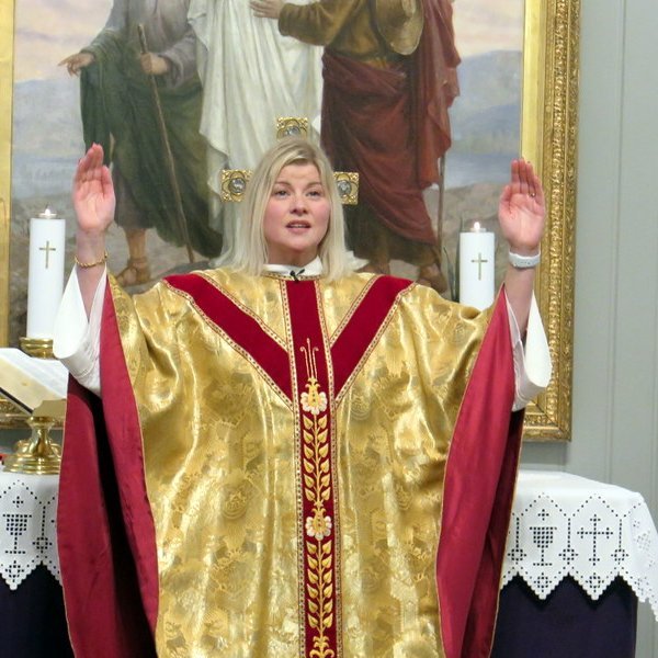 Séra Sigríður Gunnarsdóttir þjónaði fyrir altari í hátíðarmessu í tilefni 130 ára afmælis Sauðárkrókskirkju. Myndir: Hörður Ingimarsson.