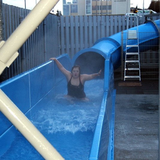 Unnur María Gunnarsdóttir fór vígslubununa í gær og svo fylgdi hópur af krökkum á eftir og allir skemmtu sér vel. Myndir: PF.