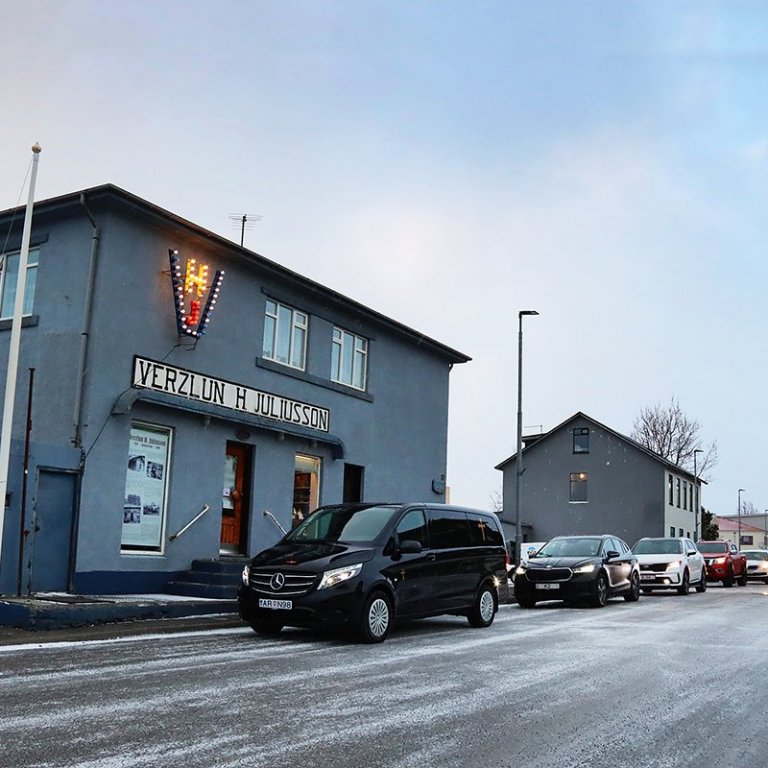 Fylgjendur Bjarna fóru með honum síðasta rúntinn og stöldruðu við utan við Verslun H. Júlíussonar. MYNDIR: ÓAB