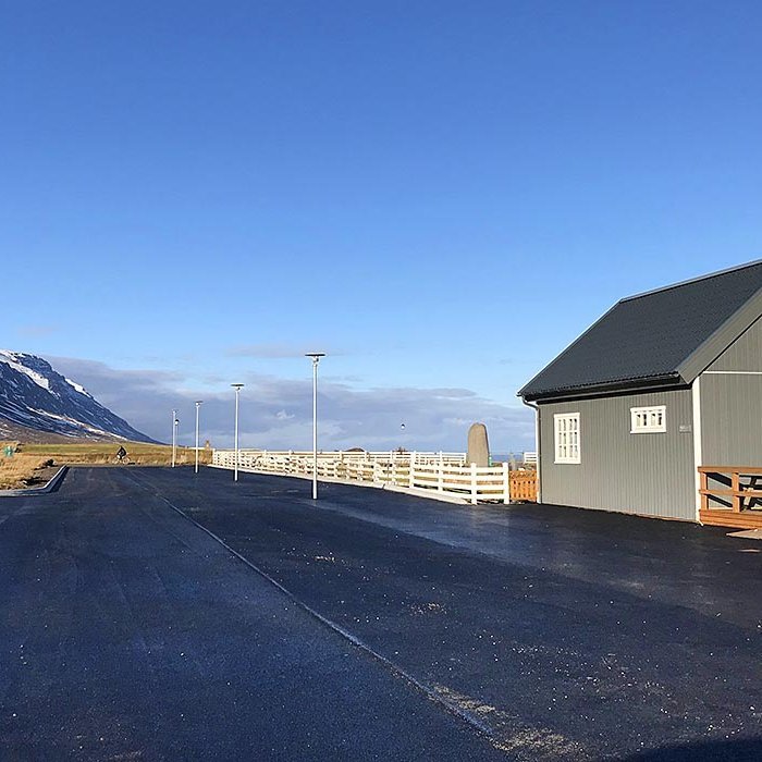 Nýverið var makbikað plan og gatan vestan kirkjugarðsins á Nöfum. MYNDIR: ÓAB