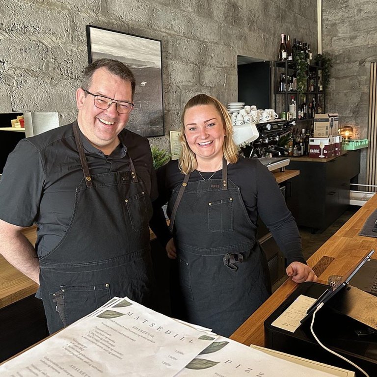 Feðginin Jón Daníel og Sandra Björk kampakát í afgreiðslunni á Sauðá. Staðurinn er opnaður kl. 17 alla daga nema mánudaga og er opinn frameftir kvöldi. Opnunartíminn verður enn meiri í sumar. MYNDIR: ÓAB