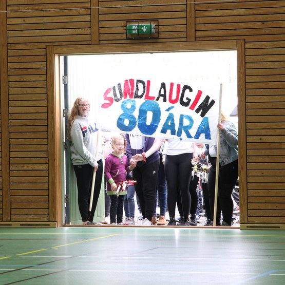 Nemendur marseruðu inn í íþróttasalinn við undirleik kennara og nemenda Tónlistarskóla Skagafjarðar. Myndir:FE