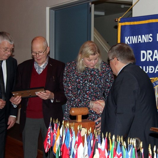 Mynd 1: Við afhendinguna í Ljósheimum: F.v. er Baldvin Kristjánsson, kirkjuvörður; Ingimar Jóhannsson, formaður sóknarnefndar; Sigríður Gunnarsdóttir, sóknarprestur; Karel Sigurjónsson, forseti Kiwanisklúbbsins og Bjarki Haraldsson, formaður styrktarnefndar klúbbsins. Mynd: PF.