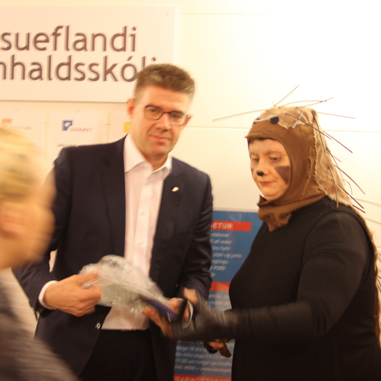 Gunnar Bragi Sveinsson ásamt Patta broddgelti á kjörstað sl. laugardag. Mynd: PF