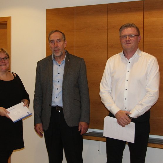 Sigurjón Rafnsson t.h. og Bjarni Maronsson fyrir miðju afhenda Kristínu Höllu Bergsdóttur styrk til Tónadans.   Myndir:FE