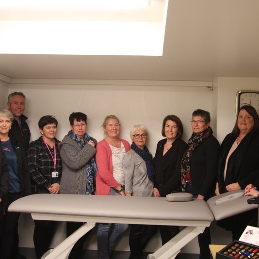 Lionskonur og sjúkraþjálfarar við afhendingu bekkjarins. F.v. Árný Lilja Árnadóttir, Fanney Ísfold Karlsdóttir, Sveinn Sverrisson, Kristrún Snjólfsdóttir, Steinunn Ámundadóttir, Jakobína Helga Hjálmarsdóttir, Ragnheiður Guttormsdóttir, Sigrún Brynja Ingimundardóttir, Lilja Guðbjartsdóttir, Agnes Hulda Agnarsdóttir og Helena Magnúsdóttir. Mynd: FE