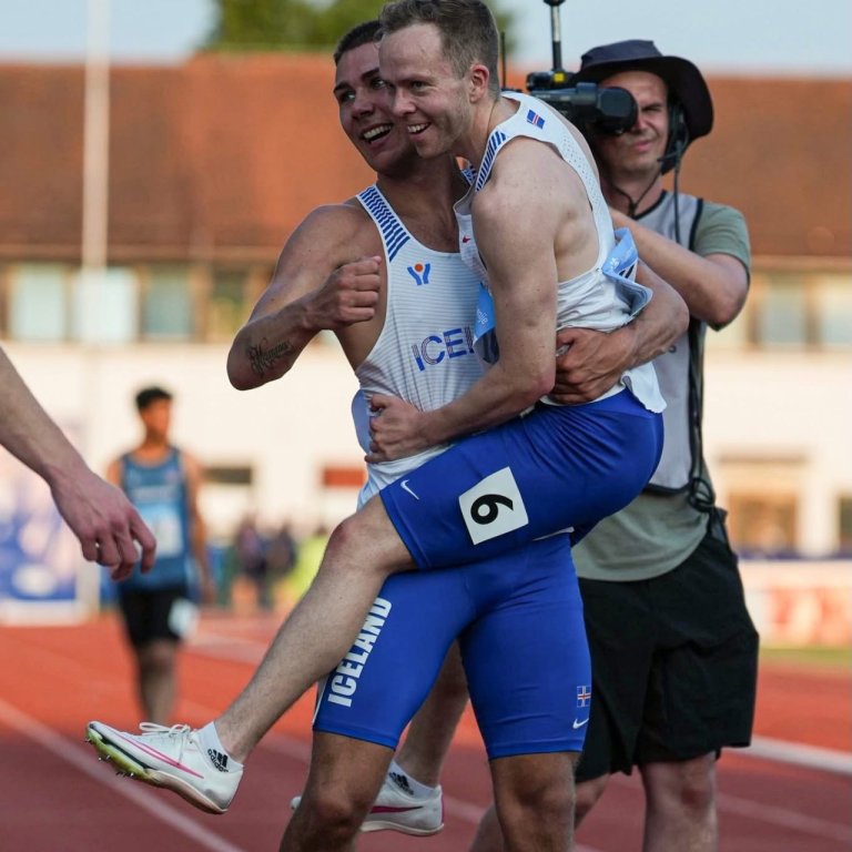 Sveinbjörn (fyrir miðju) fagnar með liðsfélaga. Mynd:Frí.