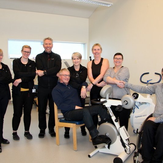 Sjúkraþjálfarar HSN á Sauðárkróki ásamt félögum í stjórn Sjálfsbjargar í Skagafirði við afhendinguna. Myndir:FE