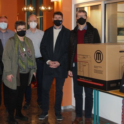 Frá afhendingu gjafanna í Fjölbrautaskóla Norðurlands vestra. F.v. Ingileif Oddsdóttir, skólameistari FNV, Kristján B. Halldórsson, áfangastjóri, Guðrún Sighvatsdóttir sem afhenti gjöfina f.h. stjórnar KS, Þorkell V. Þorsteinsson, aðstoðarskólameistari, Gunnar Gestsson og Hjörtur Geirmundsson, stjórnarmenn KS. Myndir:FE