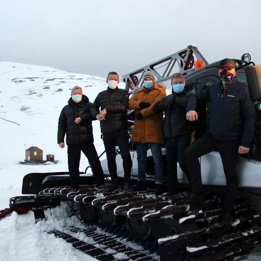 Mynd 1: Nýi troðarinn afhentur að Covidskum hætti. Frá vinstri: Sveitarstjórnarfulltrúarnir Bjarni Jónsson, Gísli Sigurðsson og Stefán Vagn Stefánsson, Sigfús Ingi Sigfússon, sveitarstjóri Sveitarfélagsins Skagafjarðar og Viggó Jónsson frá Rafstillingu ehf. Myndir:FE