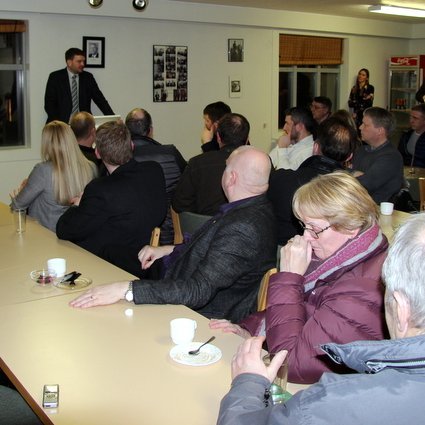 Vel var mætt í Framsóknarhúsið í gærkvöldi en  Ásmundur Einar Daðason og Halla Signý Kristjánsdóttir voru gestir fundarins. Mynd: PF.