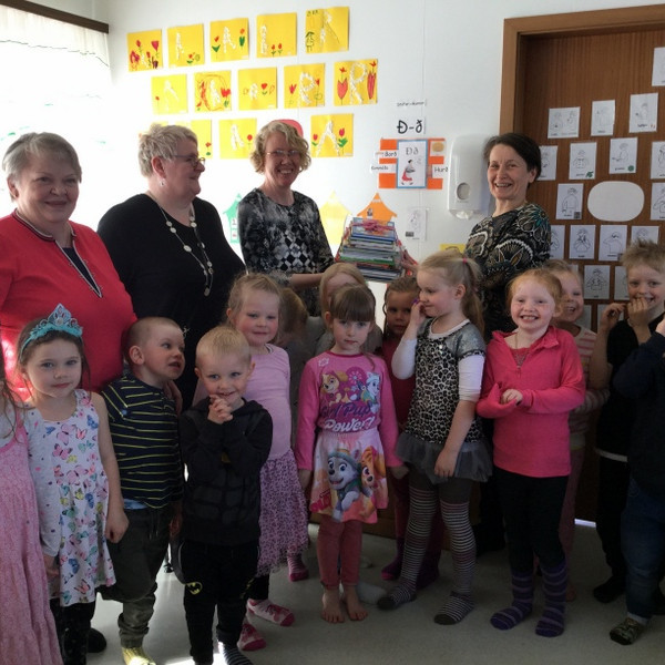 Konur úr Kvenfélagi Seyluhrepps ásamt nemendum og starfsmönnum Birkilundar. Aðsend mynd.