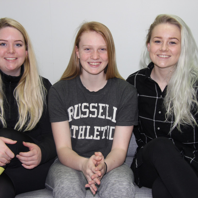 Systurnar Snæbjört, Eyvör og Hugrún Pálsdætur léku allar með meistaraflokki Tindastóls í knattspyrnu þegar liðið mætti Hömrunum á Akureyri sl. laugardag. Slíkt hlýtur að teljast fátítt, ef ekki einsdæmi. Mynd: KSE