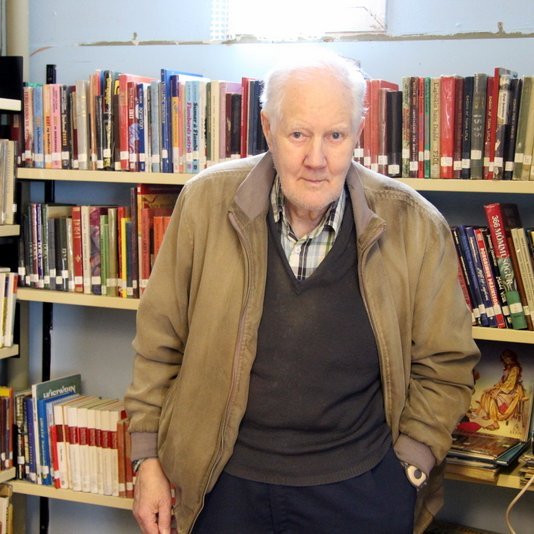 Rósmundur Ingvarsson, safnsvörður Bókasafns Lýtingsstaðarhrepps. Myndin tekin í maí 2017. PF.