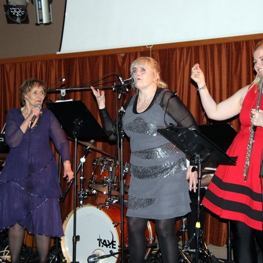 Helena Eyjólfs, Mjöll Hólm og Hugrún Sif í mikilli sveiflu. Mynd: PF