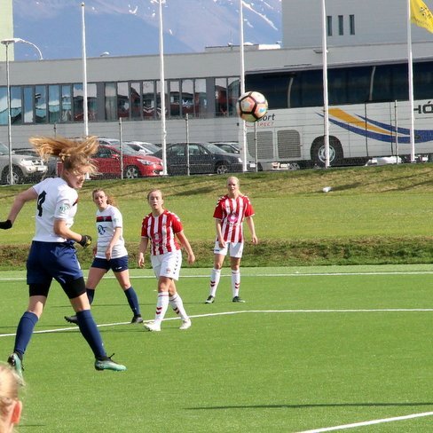 Vigdís Edda skallar í mark Þróttara. Mynd: PF.