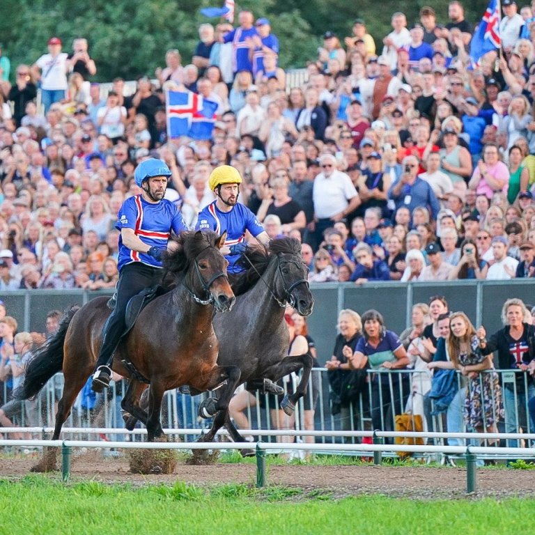 Daníel er hér fjær á Móálóttu hryssunni. Lokaspretturinn var æsispennandi en Daníel  og Eining veittu Elvari Þormarssyni og Fjalladís frá Fornusöndum mikla samkeppni um fyrsta sætið. Mynd: Aðsend
