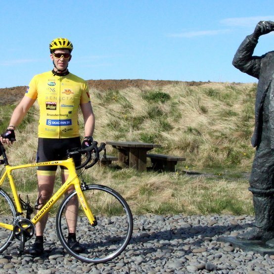 Góða ferð ungi maður, gæti ferjumaðurinn verið að segja við Sigurð Ragnarsson hjólakappa. Myndir: PF.