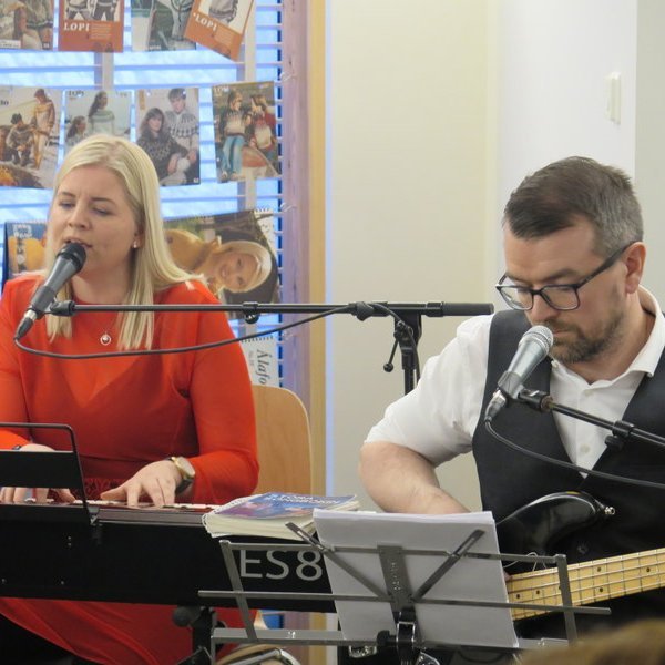 Hjónin Hugrún Sif Hallgrímsdóttir og Jón Ólafur Sigurjónsson á Stofutónleikum. Aðsendar myndir.