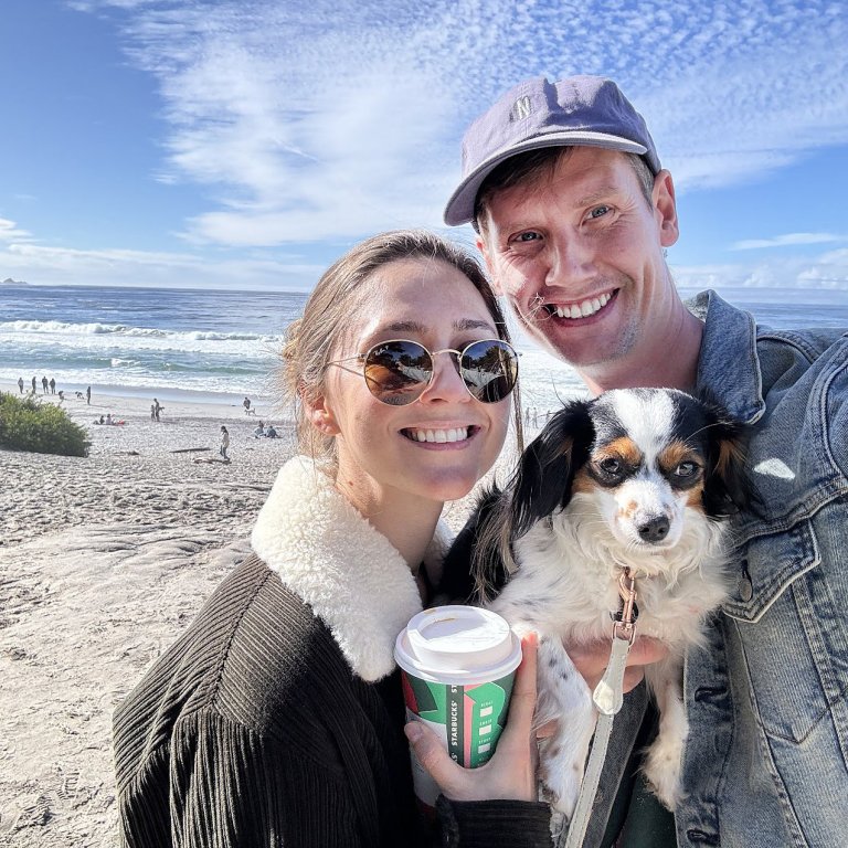 Chloe, Esja og Ingvi Hrannar á ströndinni við Carmel-by-the-Sea, þar sem móðir Chloe ólst upp.   AÐSENDAR MYNDIR