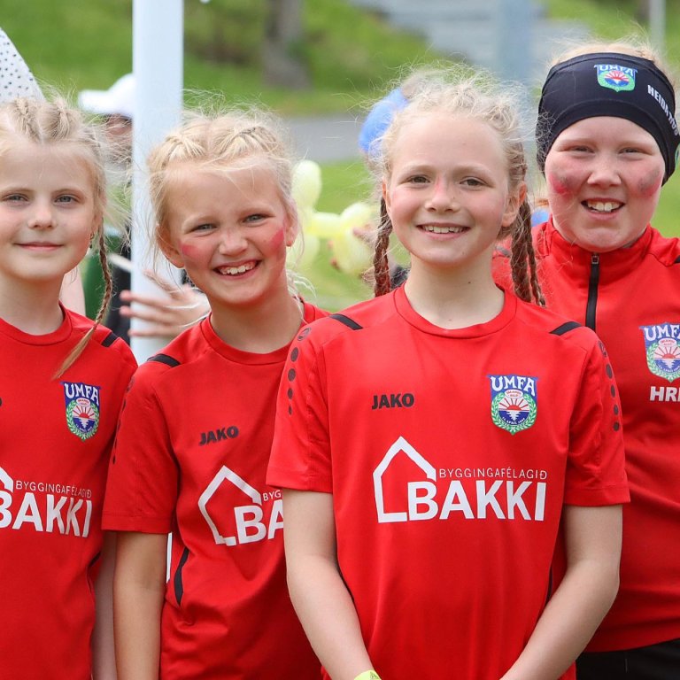 Hressar stúlkur úr Aftureldingu brosa í myndavélina. MYNDIR: ÓAB