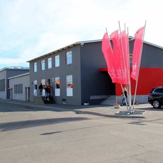 Framkvæmdir á Aðalgötu 21 eru á lokastigum en á haustdögum verður unnið að lokafrágangi utanhúss og í kjallara. Mynd: PF