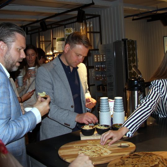 Frá opnun sýndarveruleikasetursins fyrr í sumar. Gestum var boðið upp á ýmsar kræsingar úr eldhúsi Gránu Bistro. Mynd: PF.