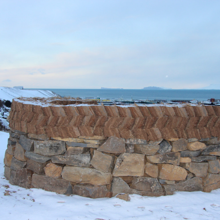 Skeifan á að veita skjól vegfarendum sem geta tyllt sér á bekk innan hennar og horft yfir gamla bæinn á Króknum og út á fjörðinn. Mynd: KSE