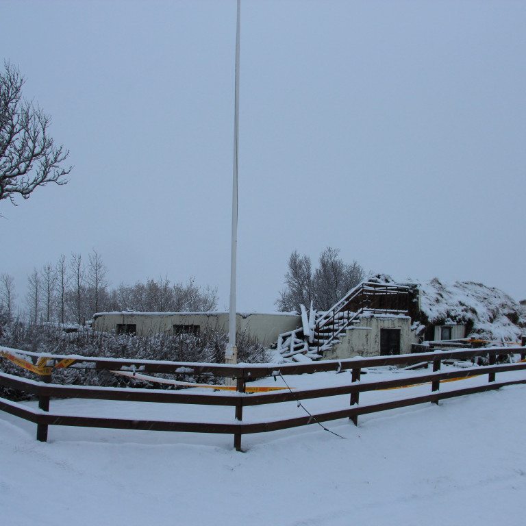 Rífa þurfti íbúðarhúsið til að ráða niðurlögum eldsins. Mynd: KSE