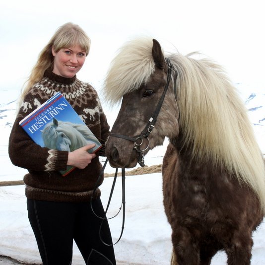 Bókaunnandinn og hestakonan Arnþrúður Heimisdóttir. Aðsend mynd.