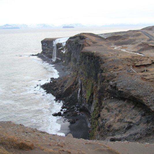 Fyllan komin í fjöruna en hún var utan í berginu sem hæst stendur á myndinni. Mynd: PF.