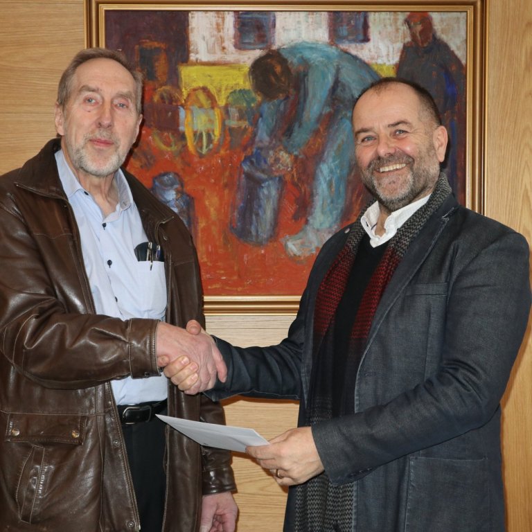 Bjarni Maronsson stjórnarformaður KS afhentir Guðbrandi Ægi viðurkenninguna.MYND GG