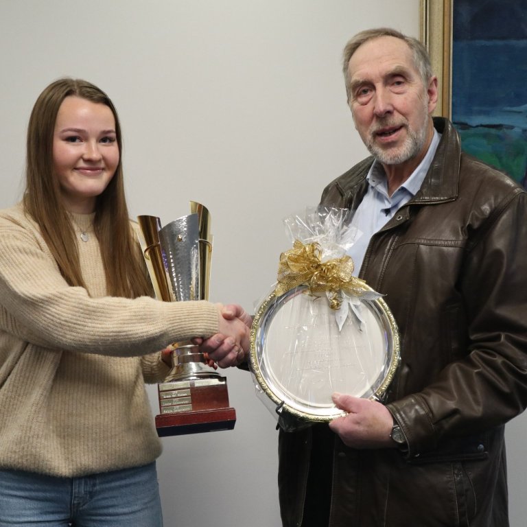 Bjarni Maronsson stjórnarformaður KS afhentir Huldu Þóreyju afreksbikarinn. MYND GG