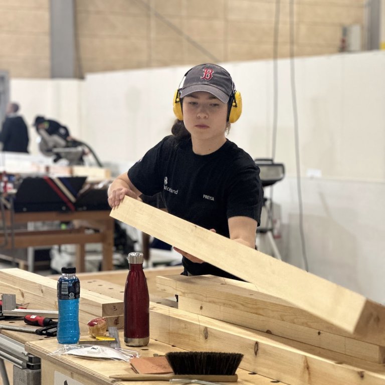 Freyja einmitt við smíðarnar. MYND AÐSEND