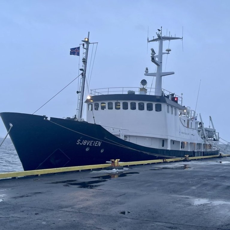 Norska leiðangursskipið Sjovejen. Mynd tekin af hunathing.is