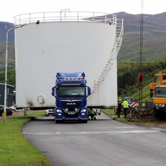Fyrsti tankurinn kominn á bíl sl. mánudag. Flutningur tankanna niður á höfn gekk vel og áætlað er að þeir fyrstu fari í skip á morgun. Myndir: PF.