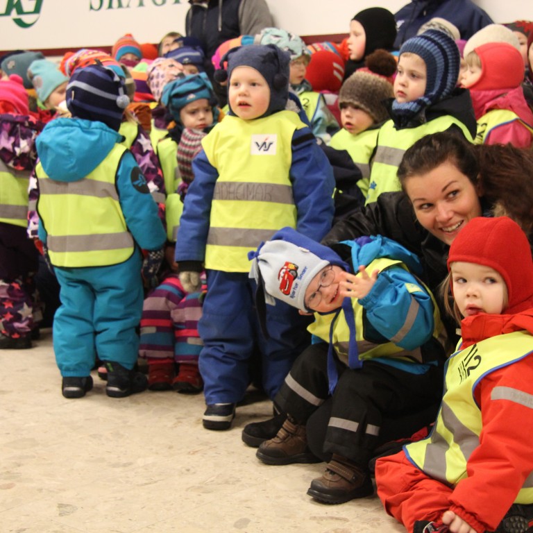Börn á eldra stigi leikskólans Ársala á Sauðárkróki tóku nokkur lög í Skagfirðingabúð í tilefni af Degi leikskólans. Ljósm./BÞ