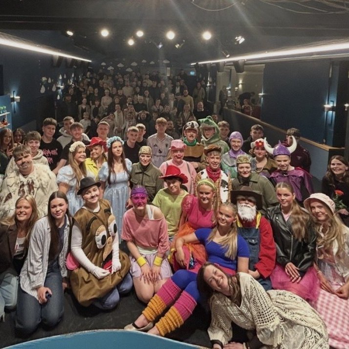 Hópurinn eftir vel heppnaða frumsýningu. MYND ÁRSKÓLI.IS