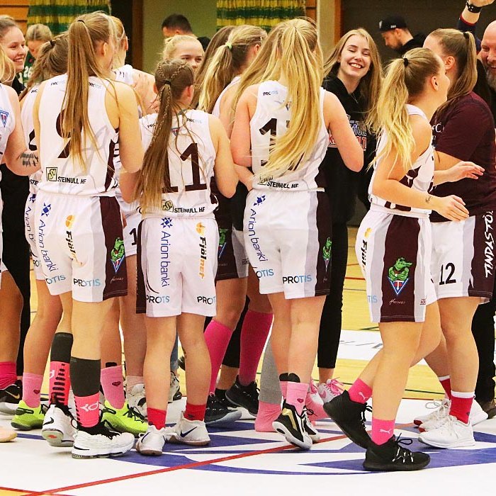 Stólastúlkur fagna í leikslok. MYND: ÓAB