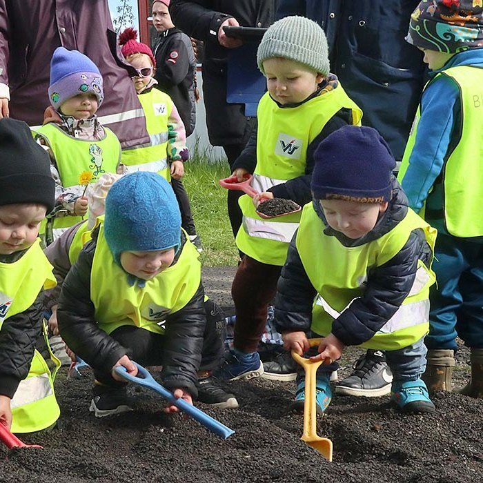 Ísak fékk fljótlega öfluga aðstoð eftir fyrstu skóflustunguna. MYNDIR/GG