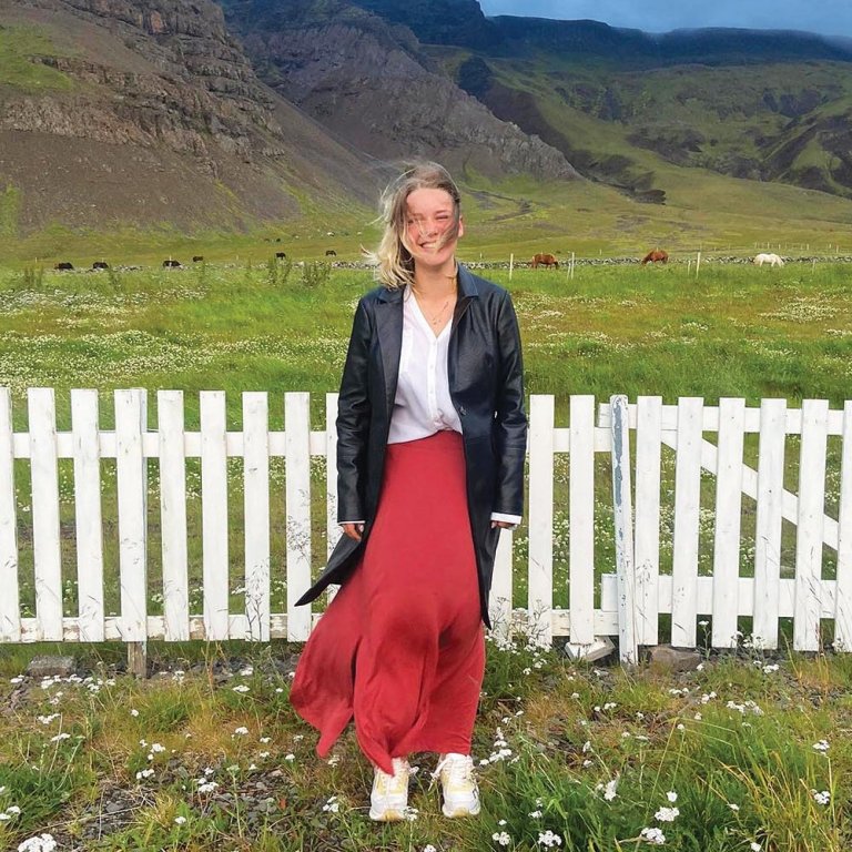 Inga Rós Suska í túninu heima í Vatnsdalnum. AÐSEND MYND