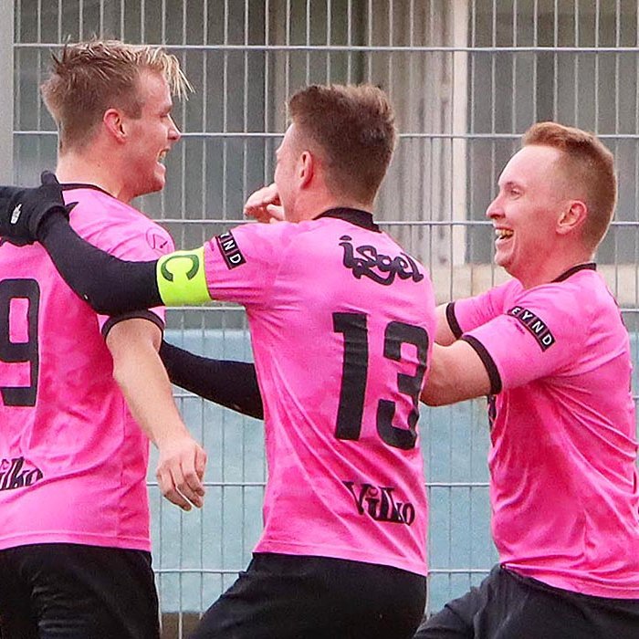 Ingibergur Kort, til vinstri, fagnar marki gegn liði Kára fyrr í sumar ásamt félögum sínum, Sigurði Bjarna fyrirliða og Ingva Rafni. MYND: ÓAB