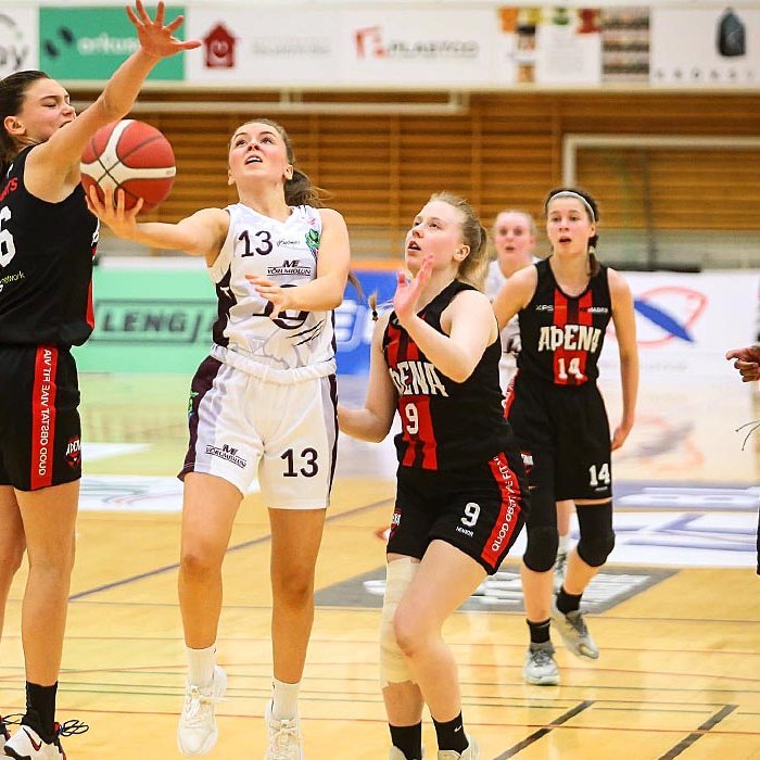 Ingigerður sækir að körfu Aþenu/UMFK. Hún hefur styrkt lið Tindastóls frá því að hún gekk til liðs við Stólastúlkur í byrjun árs. MYND: HJALTI ÁRNA