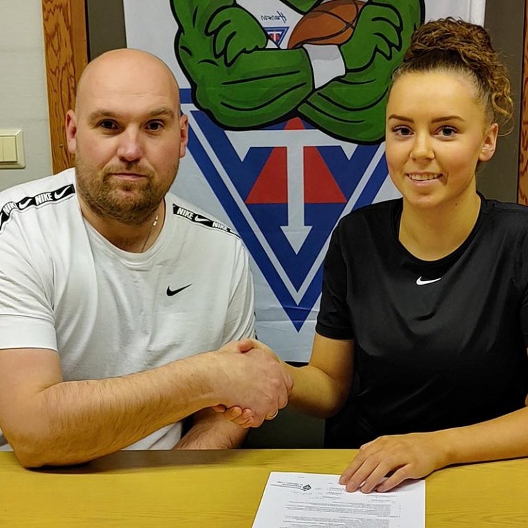 Ingigerður og Dagur Þór Baldvinsson, formaður kkd. Tindastóls, við undirritun samnings. MYND: TINDASTÓLL