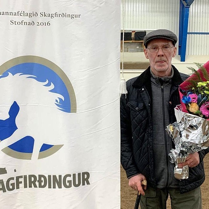 Ingimar tekur við viðurkenningunni í Þráarhöllinni á Hólum. MYND AF EIDFAXI.IS