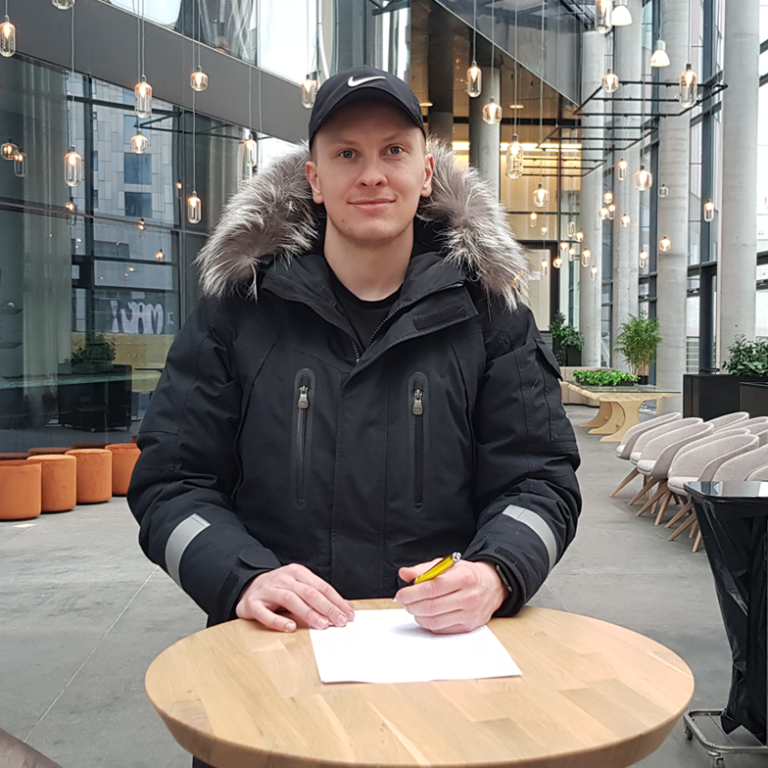 Ingvi Rafn krotar undir samning á dögunum. Mynd: Aðdáendasíða Kormáks