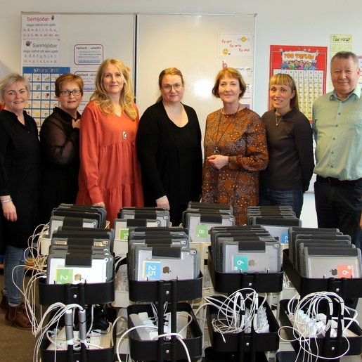 Umsjónarkennarar 1.-2. bekkjar ásamt stjórnendum, með tæki yngstu nemenda sem komu nú í janúar. Mynd: PF.