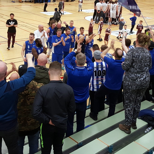 ÍR-ingar fagna í leikslok með sínum öflugu stuðningsmönnum. Mynd: PF.