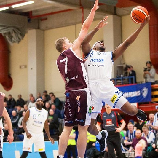 Pétur í baráttunni við Evan Singletary í Hertz-hellinum í gær.  MYND: KARFAN.IS / Þorsteinn Eyþórsson